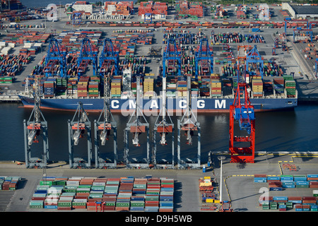 Allemagne Hambourg HHLA terminal conteneurs , port à quai dans le port de Hambourg Burchard, bâtiment d'entreprise CMA CGM Banque D'Images