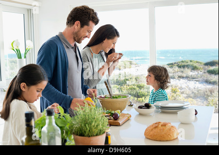 La préparation des repas de famille dans la cuisine Banque D'Images