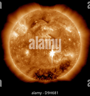 Une énorme éruption solaire de classe X éclate sur le Soleil. Banque D'Images