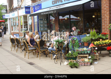 L'heure du café et des gâteaux dans le café de la rue. Rue animée la vie sur la rue principale, Solihull, près de Birmingham, Angleterre, RU. Juin 2013 Banque D'Images