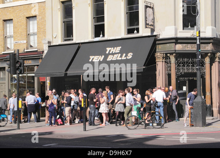 Les 10 cloches pub dans l'East End londonien Banque D'Images