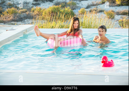 Couple dans une piscine sur la plage Banque D'Images