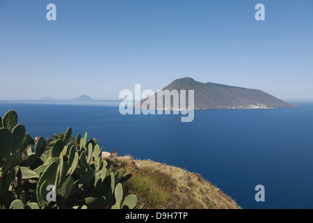 Quattopani point de vue sur Salina, Filicudi et Alicudi, extrême gauche, Lipari Îles Éoliennes, Italie Banque D'Images