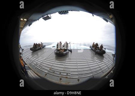 Les Marines américains du 13e Marine Expeditionary Unit lancer la lutte contre le maraudage en caoutchouc de l'engin de débarquement amphibie USS Boxer le 15 juin 2013 au large de San Diego, CA. Banque D'Images