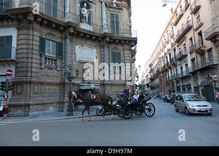 En chariot à cheval, visites, Quattro Canti, Palerme, Sicile, Italie Banque D'Images