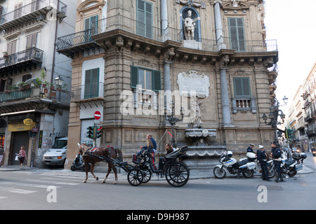 En chariot à cheval, visites, Quattro Canti, Palerme, Sicile, Italie Banque D'Images