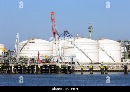 Les réservoirs de stockage de pétrole dans le port de Rotterdam Banque D'Images