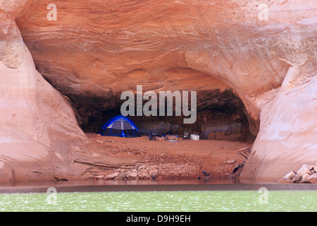 Un camping dans une caverne à Moki Canyon dans le lac Powell, Utah Banque D'Images