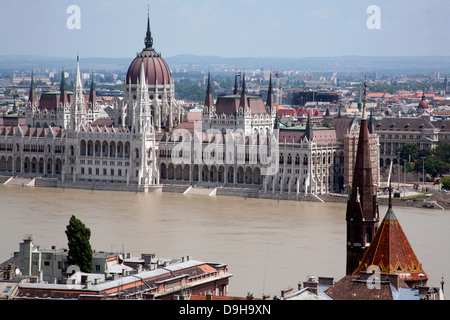 Le bâtiment du parlement hongrois - Országház - avec des hautes eaux lors de l'inondation de Budapest, Hongrie Banque D'Images