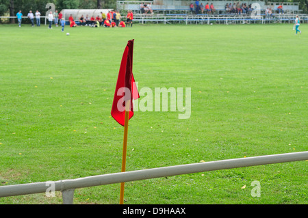 Coin rouge drapeau lors d'un match de football Banque D'Images