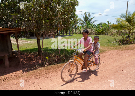 Les enfants à vélo dans le Cambodge rural dans la province de Kampot Banque D'Images