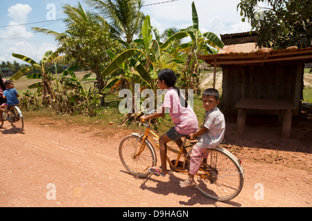 Les enfants à vélo dans le Cambodge rural dans la province de Kampot Banque D'Images