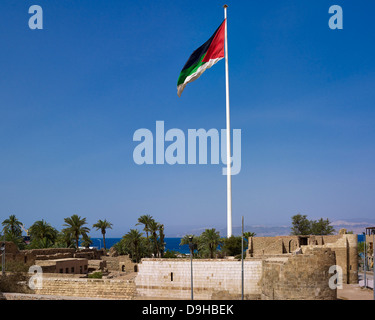 Forteresse avec drapeau jordanienne à Aqaba, Jordanie, Moyen-Orient Banque D'Images