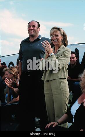 19 juin 2013 - James Gandolfini, star de HBO's 'The Sopranos, a' est décédé d'une crise cardiaque à Rome. Il était de 51. Gandolfino était connu pour son rôle de Tony Soprano dans la série HBO "Les Soprano." Photo : le 23 novembre 1998 - James Gandolfini, EDIE FALCO dans les soprano. (Crédit Image : © Globe Photos/ZUMAPRESS.com) Banque D'Images