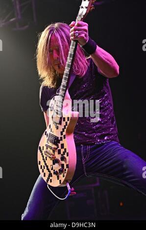 31 mai 2013 - Anaheim, Californie, USA - 31 mai 2013 - Anaheim, Californie, USA - abattage guitariste JEFF BLANDO effectue pendant les bandes fixé à la City National Park d'Anaheim. (Crédit Image : © Valerie Nerres/ZUMAPRESS.com) Banque D'Images