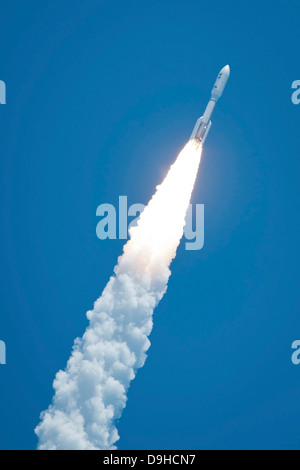 Une fusée transportant l'Atlast V sonde Juno lors d'un lancement de midi. Banque D'Images