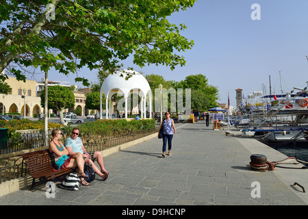 Waterfront promenade, le port de Mandraki, ville de Rhodes, Rhodes (Rodos), du Dodécanèse, Grèce, région sud de la Mer Egée Banque D'Images