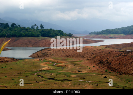 Réservoir du barrage d'irrigation et la sécheresse pendant la saison estivale au Kerala Inde Banque D'Images