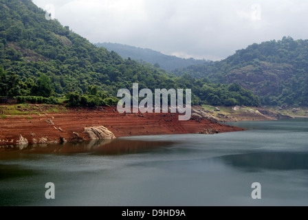 Thenmala barrage réservoir et forêt à proximité salon Paysage dans Kerala Inde Banque D'Images