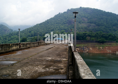 Thenmala Barrage barrages d'irrigation dans le Kerala en période de mousson en Inde Banque D'Images