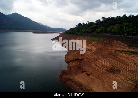 Au-dessus des nuages de mousson Kerala Thenmala réservoir du barrage d'irrigation qui a été séché pendant la saison estivale dure Banque D'Images