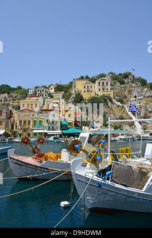 Bateaux de pêche traditionnelle dans le port de Symi, Symi (SIMI), Rhodes (Rodos) région, le Dodécanèse, Grèce, région sud de la Mer Egée Banque D'Images