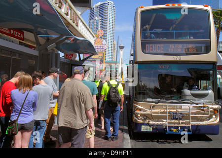 Las Vegas Nevada, le Strip, South Las Vegas Boulevard, The Deuce, bus public, autocar, transport, autocar, embarquement, passagers passagers rider moders, double Banque D'Images