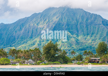 En regardant vers la plage de Kailua et de montagnes de Koolau à Kailua Bay, Oahu, Hawaii Banque D'Images