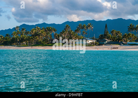 En regardant vers la plage de Kailua et de montagnes de Koolau à Kailua Bay, Oahu, Hawaii Banque D'Images