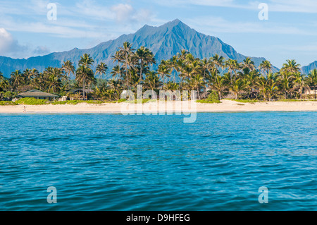 En regardant vers la plage de Kailua et de montagnes de Koolau à Kailua Bay, Oahu, Hawaii Banque D'Images