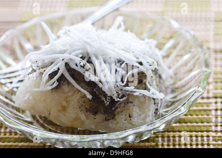 Le riz gluant cuit à la vapeur avec de la crème anglaise, dessert thaïlandais Banque D'Images