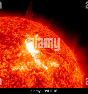 Une classe M8.7 flare éclate à la surface du Soleil. Banque D'Images