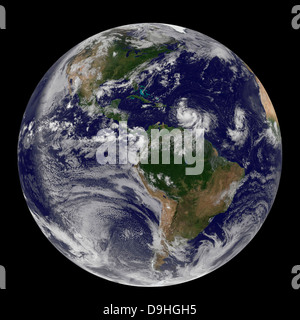 La terre entière montrant deux tempêtes tropicales dans l'Océan Atlantique Banque D'Images