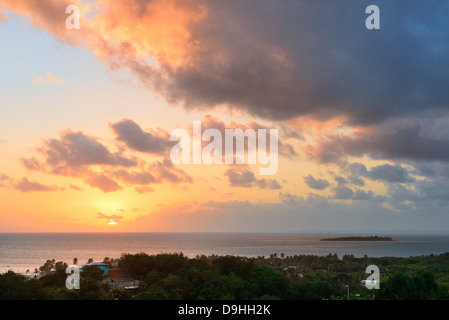 San Juan lever du soleil avec des nuages colorés et plages. Banque D'Images