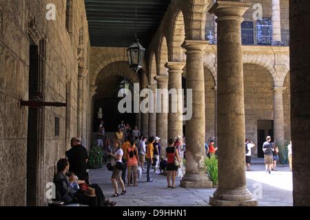 Les touristes se mêlent dans la cour intérieure de l'hôtel Palacio de los Capitanes Generales, le musée de la ville et l'ancien palais du gouverneur général de Cuba, construit entre 1776 et 1792, sur la Plaza de Armas à La Havane, Cuba, 10 avril 2013. Photo : Peter Zimmermann Banque D'Images