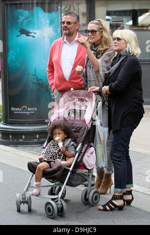 Heidi Klum et sa fille Lou Sulola Samuel, avec père et mère Guenther Klum Erna Klum bénéficiant d''une journée au village de West Hollywood Los Angeles, Californie - 19.03.11 Banque D'Images