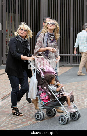 Heidi Klum avec fille Lou Sulola Samuel et sa mère Erna Klum, bénéficiant d'une journée au village de West Hollywood Los Angeles, Californie - 19.03.11 Banque D'Images