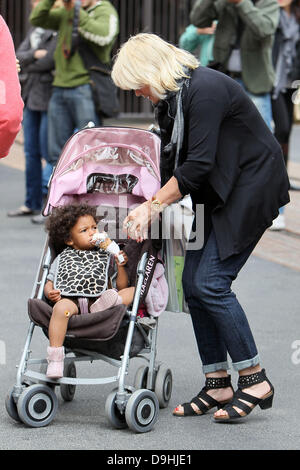 Lou Sulola Samuel, manger une glace tout en étant pris en charge par grand-mère Erna Klum que la famille bénéficie d'une journée au village de West Hollywood Los Angeles, Californie - 19.03.11 Banque D'Images