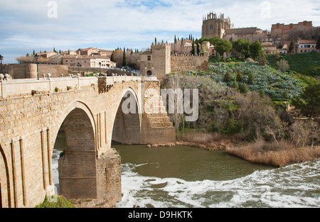 Toledo - Regarder vers San Martin s'épouse ou pont de San Martin au monastère de saint Jean de la Roi dans la lumière du matin Banque D'Images