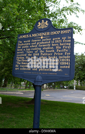 JAMES A. MICHENER (1907-1997) Le célèbre auteur a grandi à Doylestown et est diplômé en 1925 de l'école publique anciennement ici, ayant été un étudiant. Son premier roman, 'Tales of the South Pacific', a reçu le prix Pulitzer de la fiction 1948. Ses nombreux autres livres : 'Les feux de l'Spring' (1965), et ' !' (1994). Il voyage beaucoup et était un célèbre collectionneur d'art et philanthrope. Georgia Historical and Museum Commission, 1999 Banque D'Images