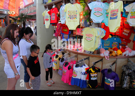 Las Vegas Nevada, centre-ville, Fremont Street Experience, galerie marchande piétonne, adultes femme femme femme dame, mère maman, parents, garçons lad Banque D'Images