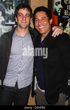 BJ Novak, Oscar Nunez Los Angeles première de "super" tenue à l'Egyptian Theatre d'Hollywood, Californie - 21.03.11 Banque D'Images