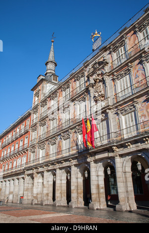 Madrid - Façade de la Casa de la panderia à partir de la Plaza Mayor dans la lumière du matin en mars 9, 2013 en Espagne. Banque D'Images