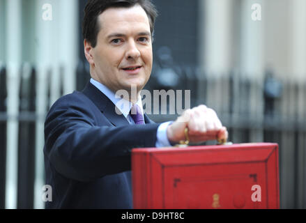 Chancelier de l'Echiquier George Osborne quitte Downing Street de présenter le budget à la Chambre des communes. Londres, Angleterre - 23.03.11 Banque D'Images