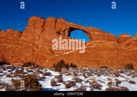 Skyline Arch sur un après-midi d'hiver avec neige au sol, Arches National Park, Utah, United States of America Banque D'Images