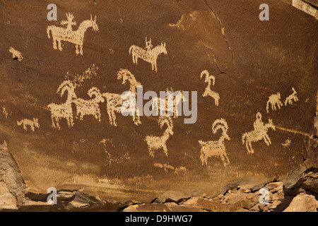 Groupe de rock avec des dessins de pétroglyphes du SEI, Arches National Park, Utah, United States of America Banque D'Images