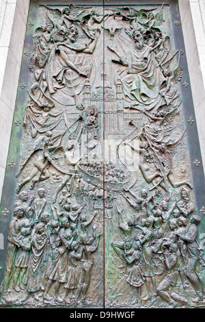 MADRID - 10 mars : bronze moderne porte de la cathédrale Almudena par artiste Consuelo Perea en Mars 10, 2013 en Espagne. Banque D'Images