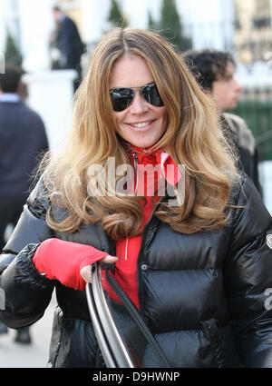 Elle Macpherson comme suit dans sa voiture après avoir pris son fils à l'école de Londres, Angleterre - 24.03.11 Banque D'Images