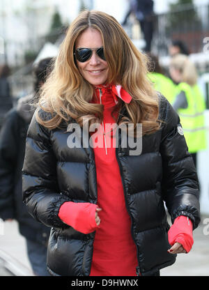 Elle Macpherson comme suit dans sa voiture après avoir pris son fils à l'école de Londres, Angleterre - 24.03.11 Banque D'Images