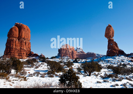 Balanced Rock pendant un matin d'hiver avec neige au sol, Arches National Park, Utah, United States of America Banque D'Images